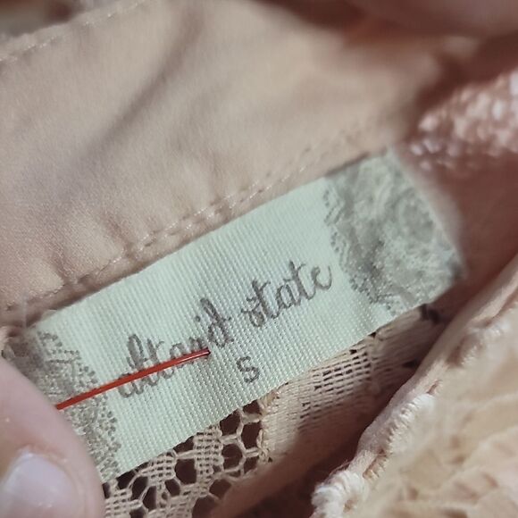 Altar'd State Lace Blouse in Blush Pink Size S - Picture 3 of 4